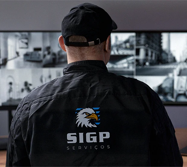 Operador da SIGP Serviços acompanhando as câmeras na central de monitoramento 24 horas