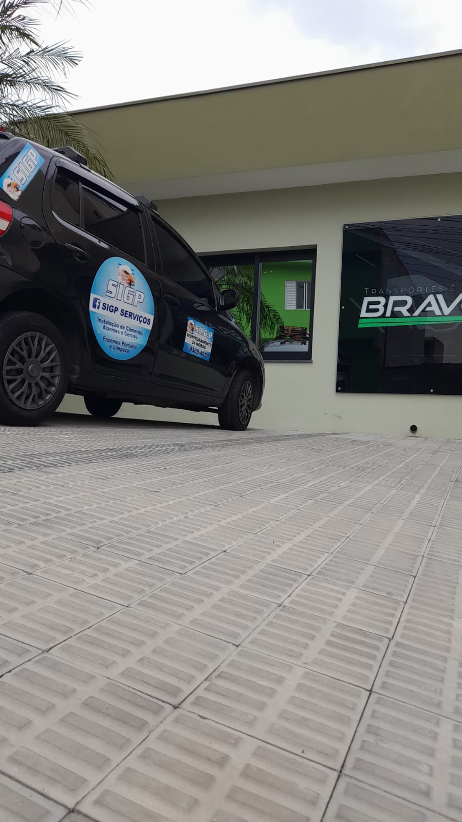 Viatura identificada da SIGP Serviços atendendo cliente na região de Mauá
