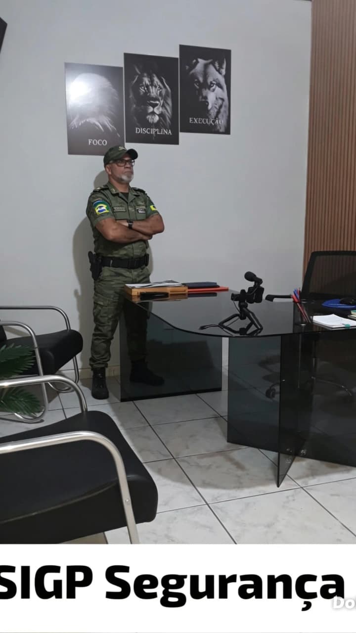 Profissional uniformizado da SIGP Serviços responsável pelo controle de acesso